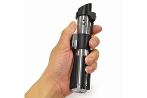 ラナが発売したダース・ベイダー　ライトセーバー型モバイルバッテリー（C）＆TM Lucasfilm Ltd.