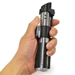 ラナが発売したダース・ベイダー ライトセーバー型モバイルバッテリー(C)&TM Lucasfilm Ltd. ラナが発売したダース・ベイダー ライトセーバー型モバイルバッテリー(C)&TM Lucasfilm Ltd.