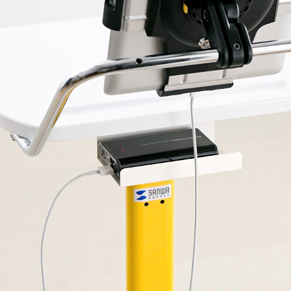 iPadなどのタブレットを机上に取り付けられるサンワサプライのカート製品