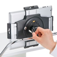 iPadなどのタブレットを机上に取り付けられるサンワサプライのカート製品