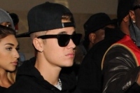 ジャスティン・ビーバーの採尿姿も!?　警察署での映像公開