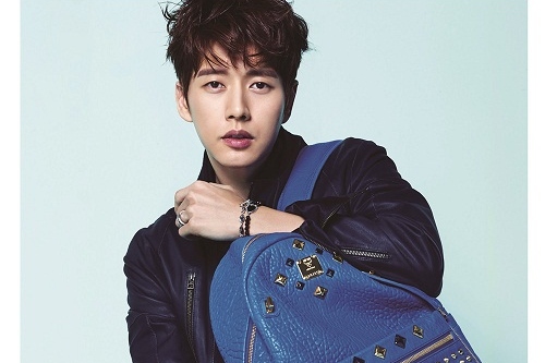 俳優パク・ヘジンが、少年や大人の魅力を漂わせた男をイメージしたグラビアで魔性の魅力を醸し出し、“ポケットに入れて持ち歩きたい男”と呼ばれている。写真＝The Star