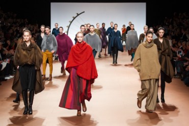 イッセイミヤケ 2014-15年秋冬コレクション - 「森の鼓動」 生命を宿したプリーツの服