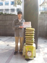 TEENTOPリッキーのファンクラブが、コンサート会場に米花輪100kgを会場に届け、応援した。(写真提供:ギブ米) TEENTOPリッキーのファンクラブが、コンサート会場に米花輪100kgを会場に届け、応援した。(写真提供:ギブ米)