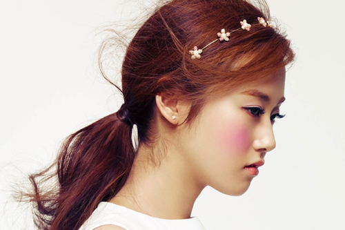 4Minuteガユンが華やかな春の薔薇に変身した。