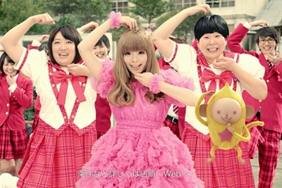 空飛ぶきゃりー 新CMで森三中の大島＆黒沢らにラッキーを振りまく