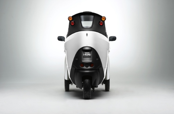 トヨタ自動車が首都圏でモニター調査を実施するパーソナルモビリティ「TOYOTA i-ROAD」（写真提供：トヨタ自動車）