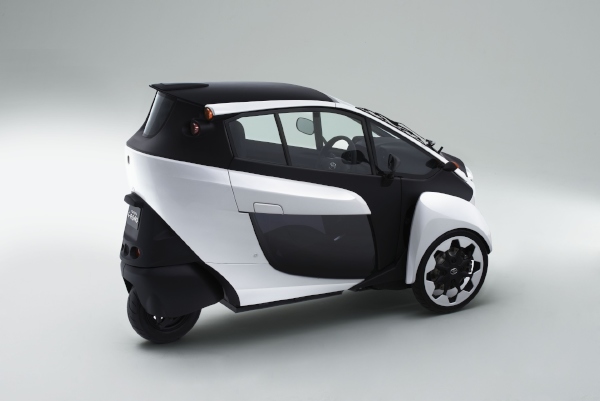 トヨタ自動車が首都圏でモニター調査を実施するパーソナルモビリティ「TOYOTA i-ROAD」（写真提供：トヨタ自動車）