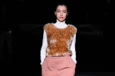 KBF 2014-15年秋冬コレクション - 初参加の東コレは、ニット主役のモダンな装い