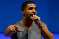 ドレイク、未発表曲「コール・オン・ミー」をイギリス公演で披露