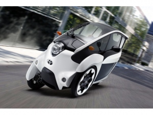 「TOYOTA i-ROAD」は日本国内では「一人乗り第一種原動機付き自転車(ミニカー)」にカテゴライズされる。ボディ寸法は全長×全幅×全高2345×870×1455mm、ホイールベース1695mm。重量300kg。2個のモーターを搭載するが出力などは公表していない。 「TOYOTA i-ROAD」は日本国内では「一人乗り第一種原動機付き自転車(ミニカー)」にカテゴライズされる。ボディ寸法は全長×全幅×全高2345×870×1455mm、ホイールベース1695mm。重量300kg。2個のモーターを搭載するが出力などは公表していない。