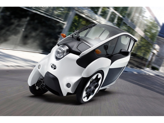 「TOYOTA i-ROAD」は日本国内では「一人乗り第一種原動機付き自転車(ミニカー)」にカテゴライズされる。ボディ寸法は全長×全幅×全高2345×870×1455mm、ホイールベース1695mm。重量300kg。2個のモーターを搭載するが出力などは公表していない。