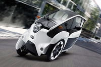 「TOYOTA i-ROAD」は日本国内では「一人乗り第一種原動機付き自転車(ミニカー)」にカテゴライズされる。ボディ寸法は全長×全幅×全高2345×870×1455mm、ホイールベース1695mm。重量300kg。2個のモーターを搭載するが出力などは公表していない。