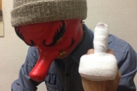 天狗が骨折 覆面バンド“ディスビズ”中指立てた謝罪動画up