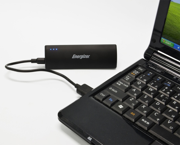 スマートフォンに吸着できるモバイルバッテリー「Energizer Power Stand PS2800」