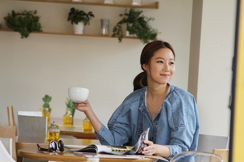 新作ドラマ『大丈夫、愛だよ』の撮影を控えているコン・ヒョジンのカフェでの姿が公開された。写真=マネジメントSOOP