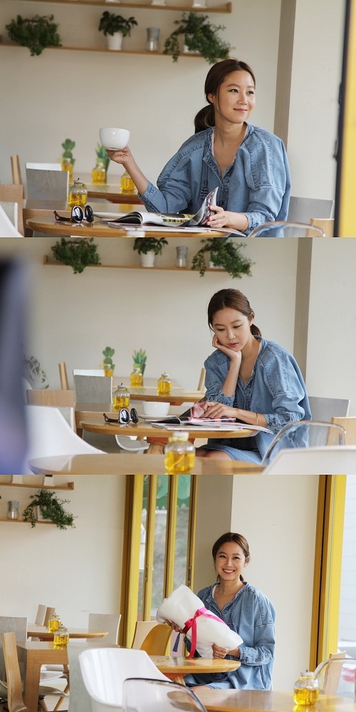 新作ドラマ『大丈夫、愛だよ』の撮影を控えているコン・ヒョジンのカフェでの姿が公開された。写真=マネジメントSOOP