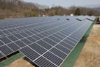 長野県飯田市で営業運転を開始した「第一実業飯田太陽光発電所」の太陽光パネル（第一実業の発表資料より）