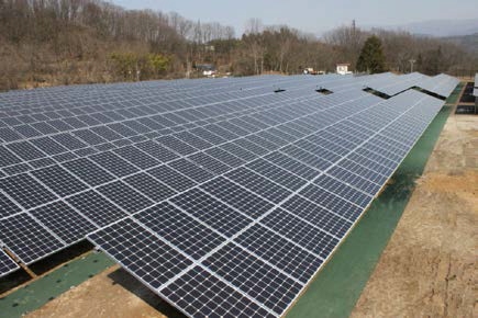 長野県飯田市で営業運転を開始した「第一実業飯田太陽光発電所」の太陽光パネル（第一実業の発表資料より）