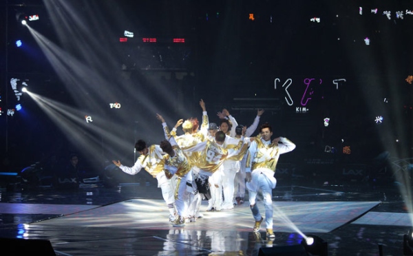 EXOとチャン・リインがジャッキー・チェンのチャリティーコンサート「2014 Peace & Love & Friendship」に参加し、現地ファンの熱い反応を得た。写真＝SMエンターテインメント