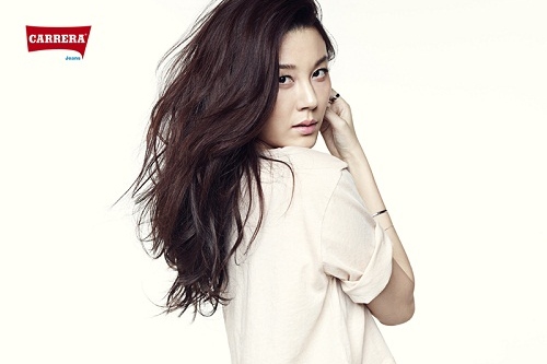 「CARRERA JEANS」が女優キム・ハヌルの広告カットを公開した。写真＝CARRERA