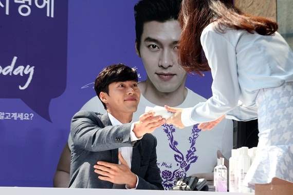 ヒョンビンが8日、イギリスのビューティーブランド「THE BODY SHOP」のソウル光化門店で開かれた「動物実験反対署名キャンペーン」に出席した。