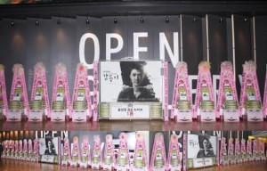 ユン・サンヒョンの多国籍ファンらがtvN新ドラマ『カプトンイ』に出演するユン・サンヒョンに1.1トンの米花輪を贈りドラマの成功を祈願した。(写真提供:ドリーミー) ユン・サンヒョンの多国籍ファンらがtvN新ドラマ『カプトンイ』に出演するユン・サンヒョンに1.1トンの米花輪を贈りドラマの成功を祈願した。(写真提供:ドリーミー)