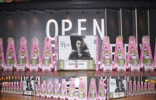 ユン・サンヒョンの多国籍ファンらがtvN新ドラマ『カプトンイ』に出演するユン・サンヒョンに1.1トンの米花輪を贈りドラマの成功を祈願した。（写真提供：ドリーミー）