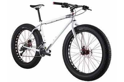 一般のMTBの2倍の幅のタイヤで砂浜と雪道も走れる自転車「Cooker XX1 Maxi」