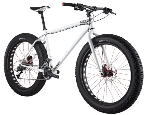 一般のMTBの2倍の幅のタイヤで砂浜と雪道も走れる自転車「Cooker XX1 Maxi」