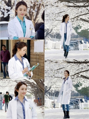 『母の庭園』に出演中のチョン・ユミの撮影現場写真が公開された。 『母の庭園』に出演中のチョン・ユミの撮影現場写真が公開された。