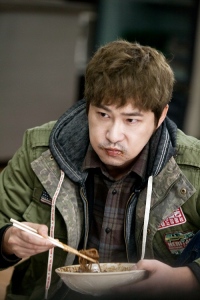 俳優カン・ジファンがジャージャー麺を食べているシーンが公開された。写真＝キム・ジョンハクプロダクション