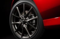 16日、マツダはニューヨーク国際オートショーにおいて、Mazda MX-5（日本名・マツダロードスター）の誕生25周年を記念した特別仕様車「Mazda MX-5 Miata 25th Anniversary Edition」を世界初公開すると発表した。