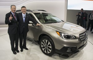 富士重工業が2014年ニューヨーク国際オートショーで世界初公開した新型「アウトバック」(米国仕様車)。左はスバルオブアメリカのトーマスJ・ドール社長兼COO、右は富士重工業の吉永泰之社長。（写真提供：富士重工業）