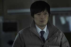 映画『さまよう刃』で冷たい遺体となった娘に初めて向き合った父サンヒョンの様子
（写真提供：CJエンターテイメント）