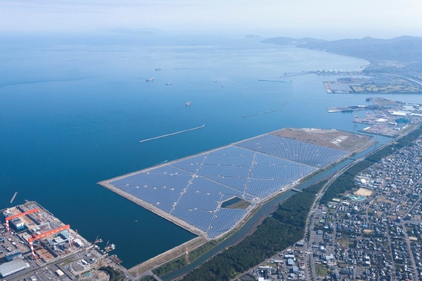 丸紅が4月23日に竣工式を行ったメガソーラー「大分ソーラーパワー」の空撮写真（同社発表資料より）
