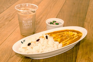 NIGO手掛ける「カリーアップ」のメニュー、大阪「オール デイ コーヒー」に限定登場