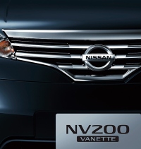 小型商用車「NV200バネット」に追加された新グレードのバン「プレミアムGX」の専用フロントグリル・専用フードトップモール