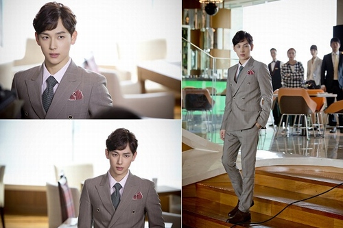 イム・シワンのスーツ姿が公開され話題だ。写真＝テウォンエンターテインメント