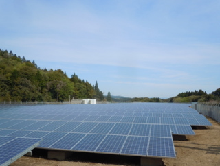 グリーン・コミュニティの実現を目指し国内外でメガソーラー発電所の開発に注力する日本アジアグループ<3751>(東マ)が進めている「グリーンエネルギー事業」では・・・。 グリーン・コミュニティの実現を目指し国内外でメガソーラー発電所の開発に注力する日本アジアグループ<3751>(東マ)が進めている「グリーンエネルギー事業」では・・・。