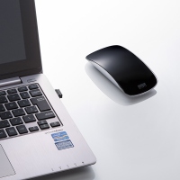 マルチタッチセンサーを搭載し、マウス表面をタッチするだけで縦横スクロール・スワイプの直感操作が行える「ワイヤレスタッチマウス 400-MA042シリーズ」 マルチタッチセンサーを搭載し、マウス表面をタッチするだけで縦横スクロール・スワイプの直感操作が行える「ワイヤレスタッチマウス 400-MA042シリーズ」