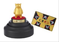 田中貴金属ジュエリーが1日発売した「純金製 くまモンミニ」と「金箔手鏡 くまモン」