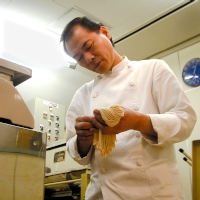 新横浜ラーメン博物館で、人気ラーメン店「支那そばや」創業者、佐野実さんを偲ぶ「佐野実追悼展」が開催される。