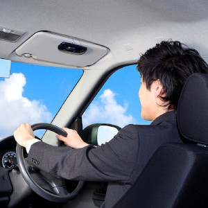 サンバイザーにクリップで挟み込むだけの簡単設置ができる据置型の「車載BluetoothハンズフリーキットGBC-2000」