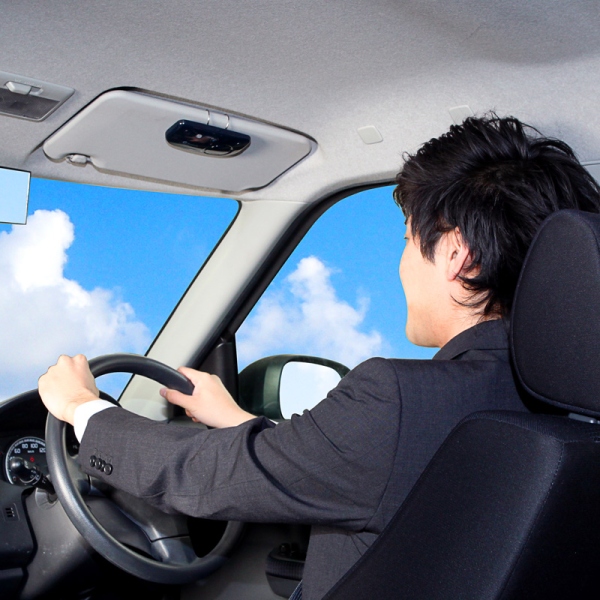 サンバイザーにクリップで挟み込むだけの簡単設置ができる据置型の「車載BluetoothハンズフリーキットGBC-2000」