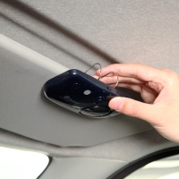 サンバイザーにクリップで挟み込むだけの簡単設置ができる据置型の「車載BluetoothハンズフリーキットGBC-2000」