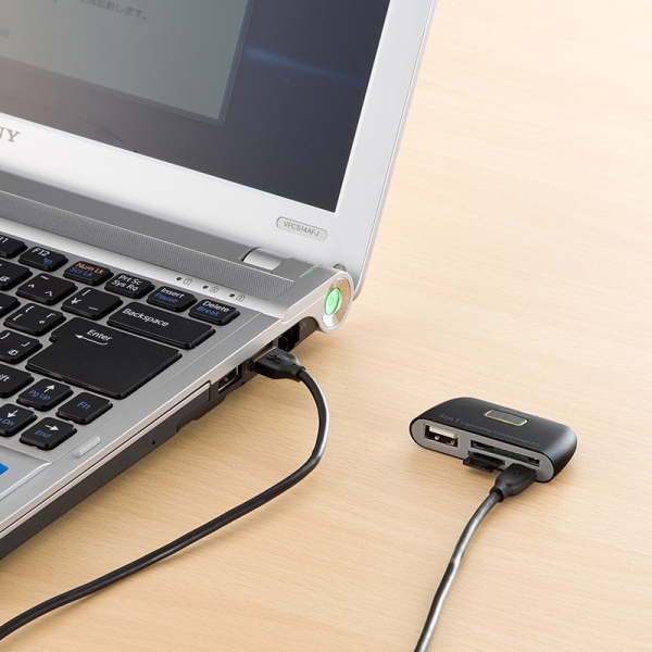 iPadでSDカードの画像を直接読み込める「iPadカードリーダー400-ADRIP07シリーズ」