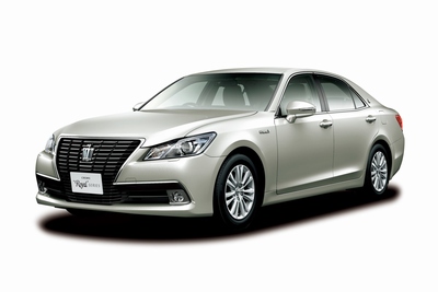 平成25年度自動車アセスメント(JNCAP)で、JNCAP大賞を受賞したトヨタ自動車の「クラウン“ロイヤル”シリーズ」