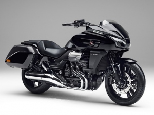 写真はホンダのクルーザーモデル「CTX1300」のダークネスブラックメタリック。 写真はホンダのクルーザーモデル「CTX1300」のダークネスブラックメタリック。