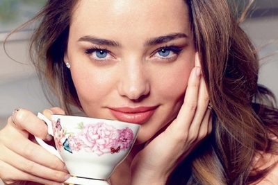 ミランダ・カーが最も英国的な王室御用達のテーブルウェアと言われる「ロイヤルアルバート(ROYAL ALBERT)」とコラボ